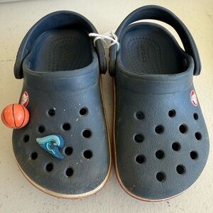 Kids crocs size 6 includes 2 jibitz